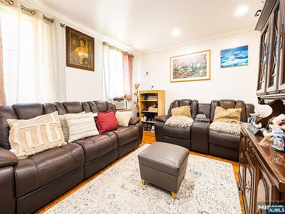 4th image of 207 E 24th St