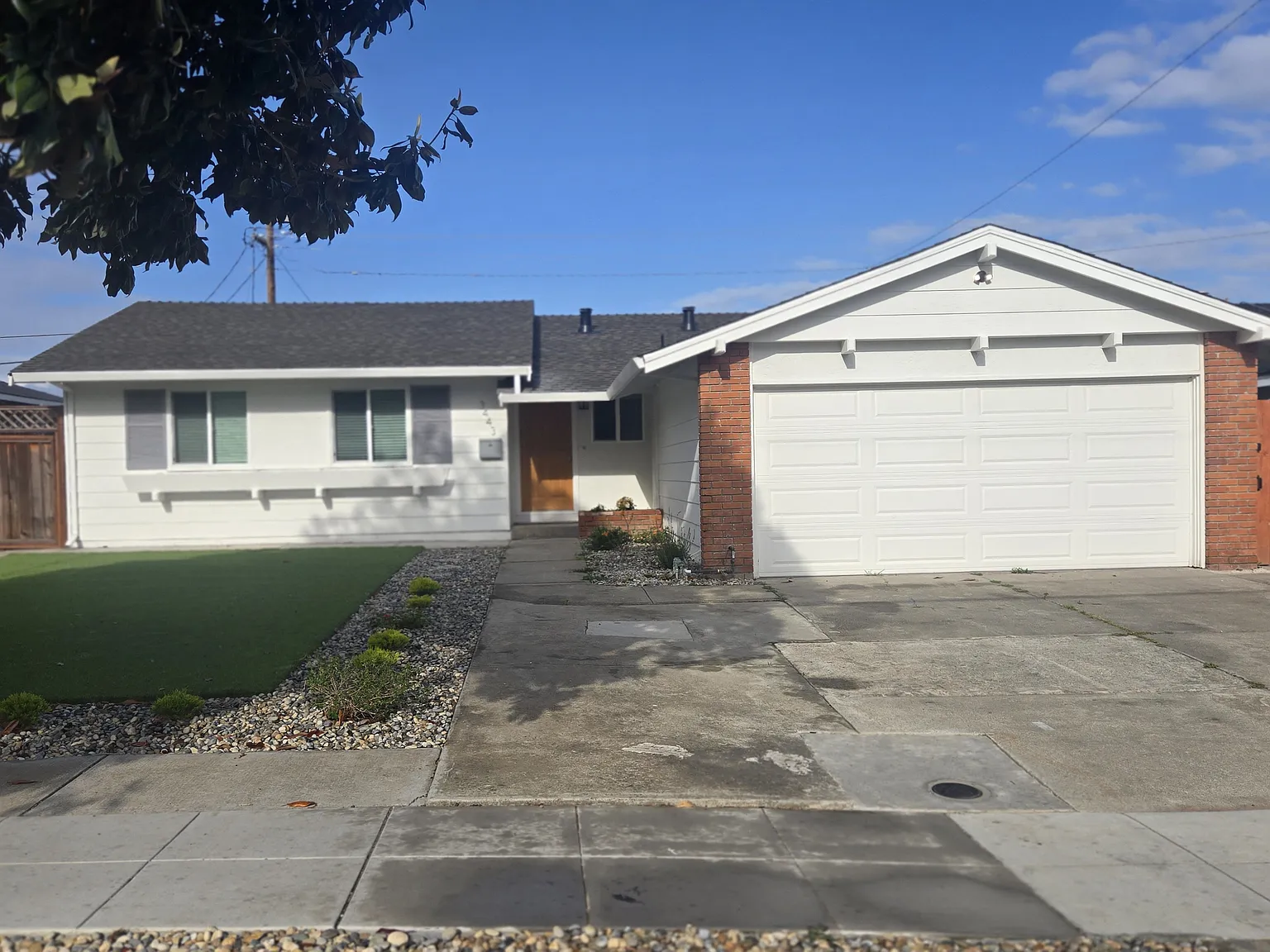 3 bed, 1296 sqft, $4,425 — Photo 1