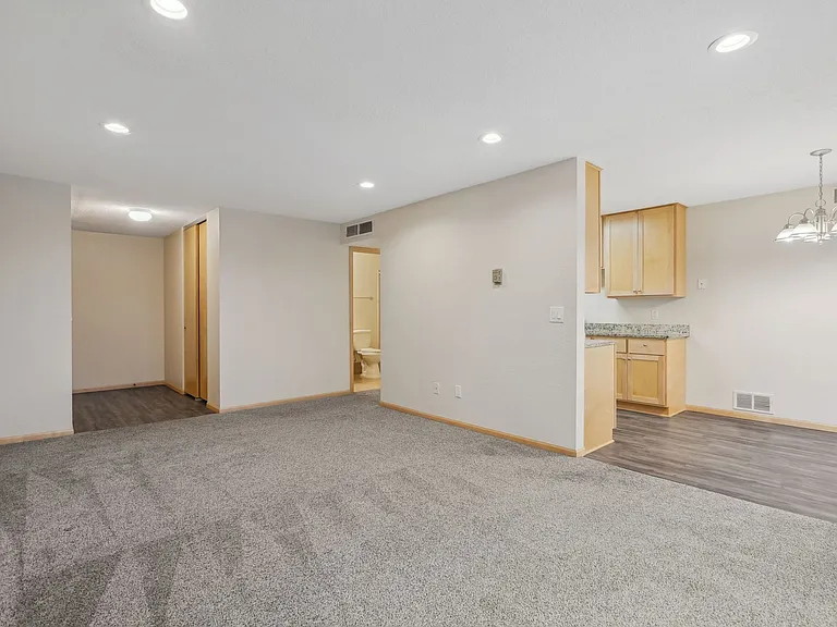 Larpenteur Estates Apartments — Photo 57