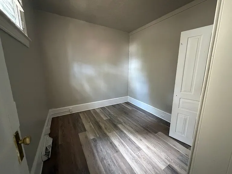 1023 Greenwich St — Photo 9