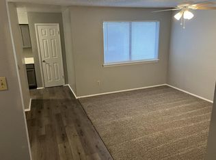 100 Lc Martin Dr, Devine, TX 78016