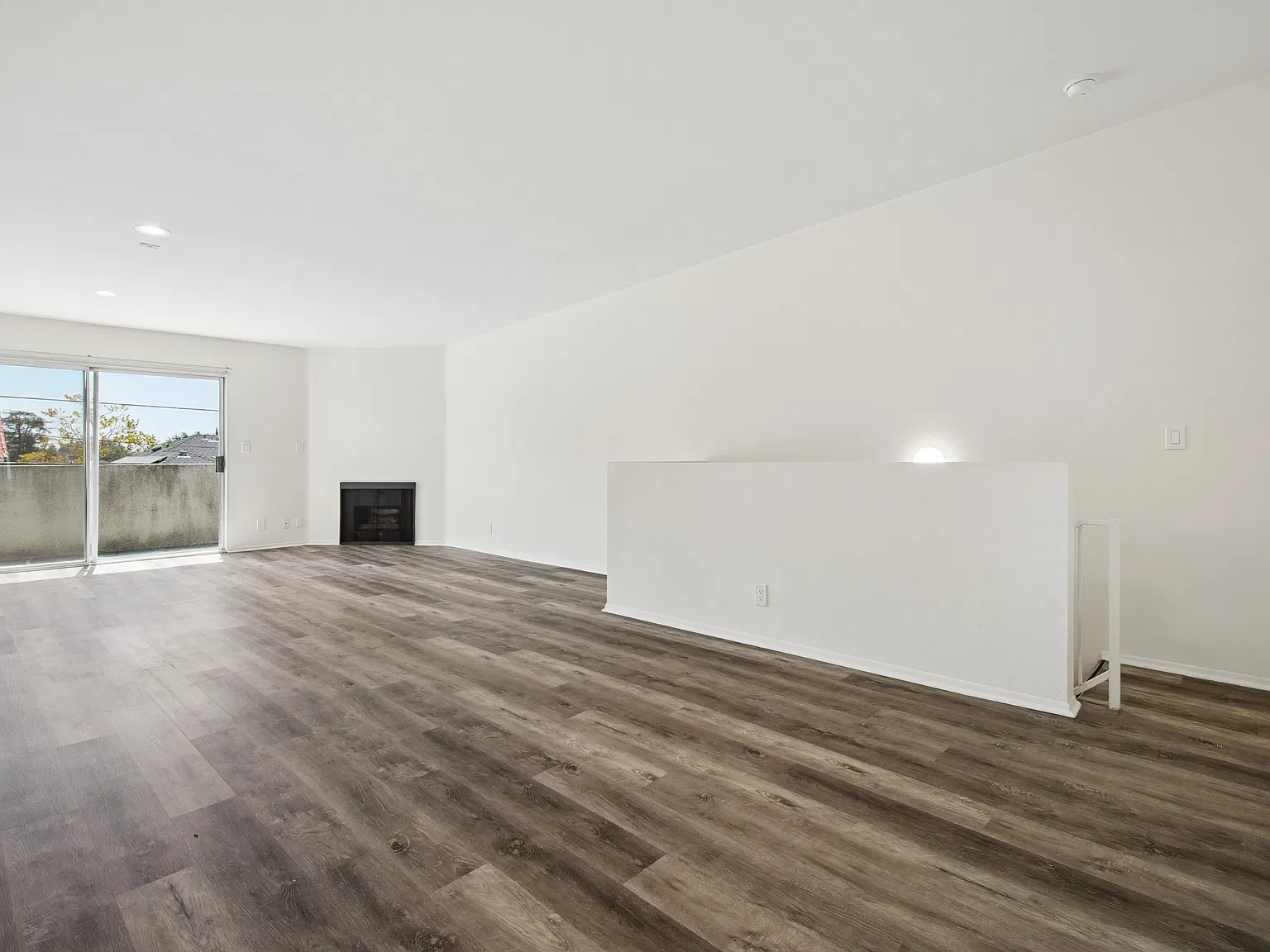 870 Crenshaw — Photo 3