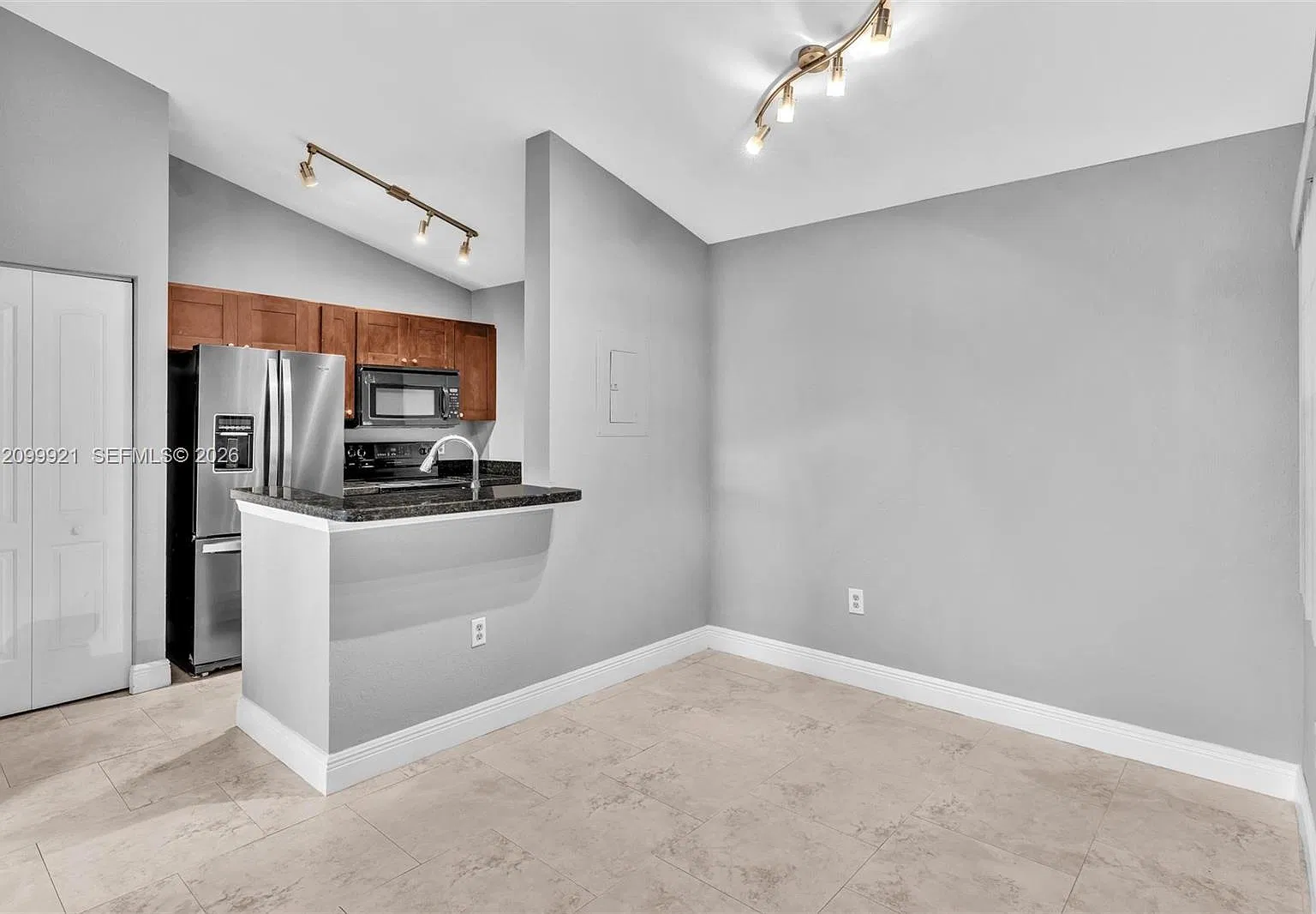 Lakeview Club Condo — Photo 1