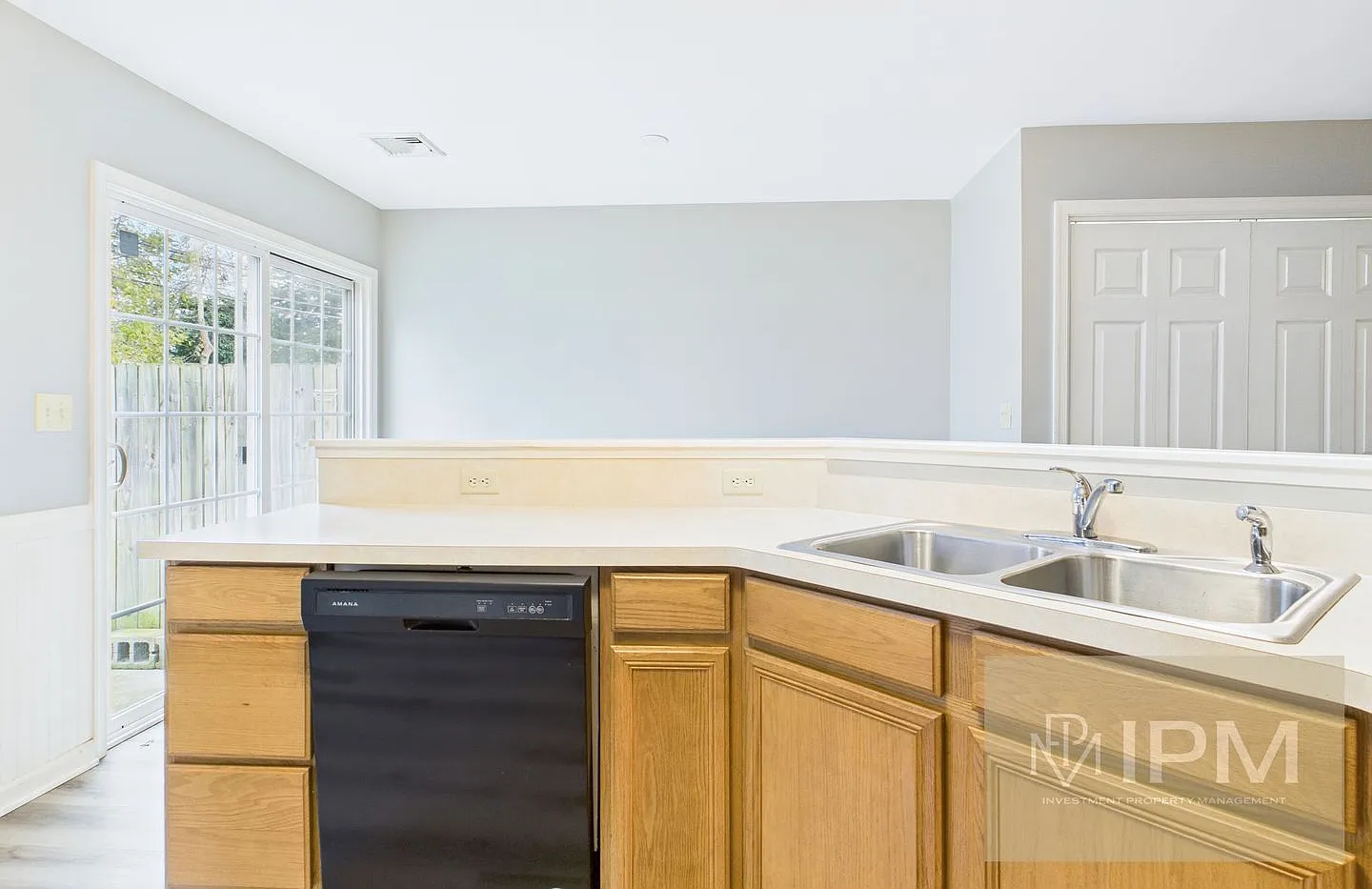 Bright 2 Bed, 1.5 Bath Townhome in New Cumberland! — Photo 3