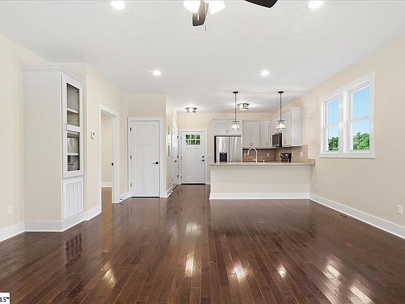 5th image of 915 Dunbar St