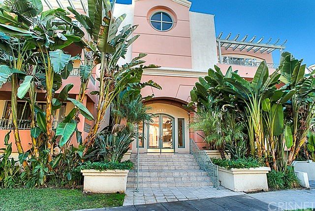 Fantastic location in the heart of Sherman Oaks, w