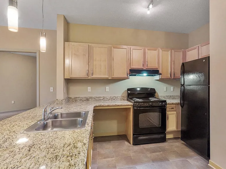 L14 Flats — Photo 77