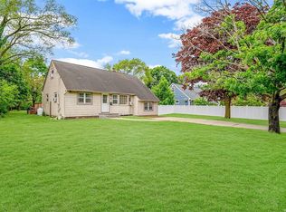 38 W Lakeland St, Bay Shore, NY 11706
