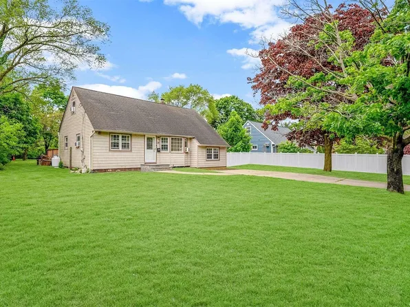 38 W Lakeland Street, Bay Shore, NY 11706