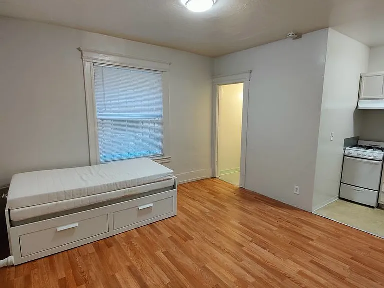 Mercury Apartments Modern Living in a Classic Seattle Building — Photo 15