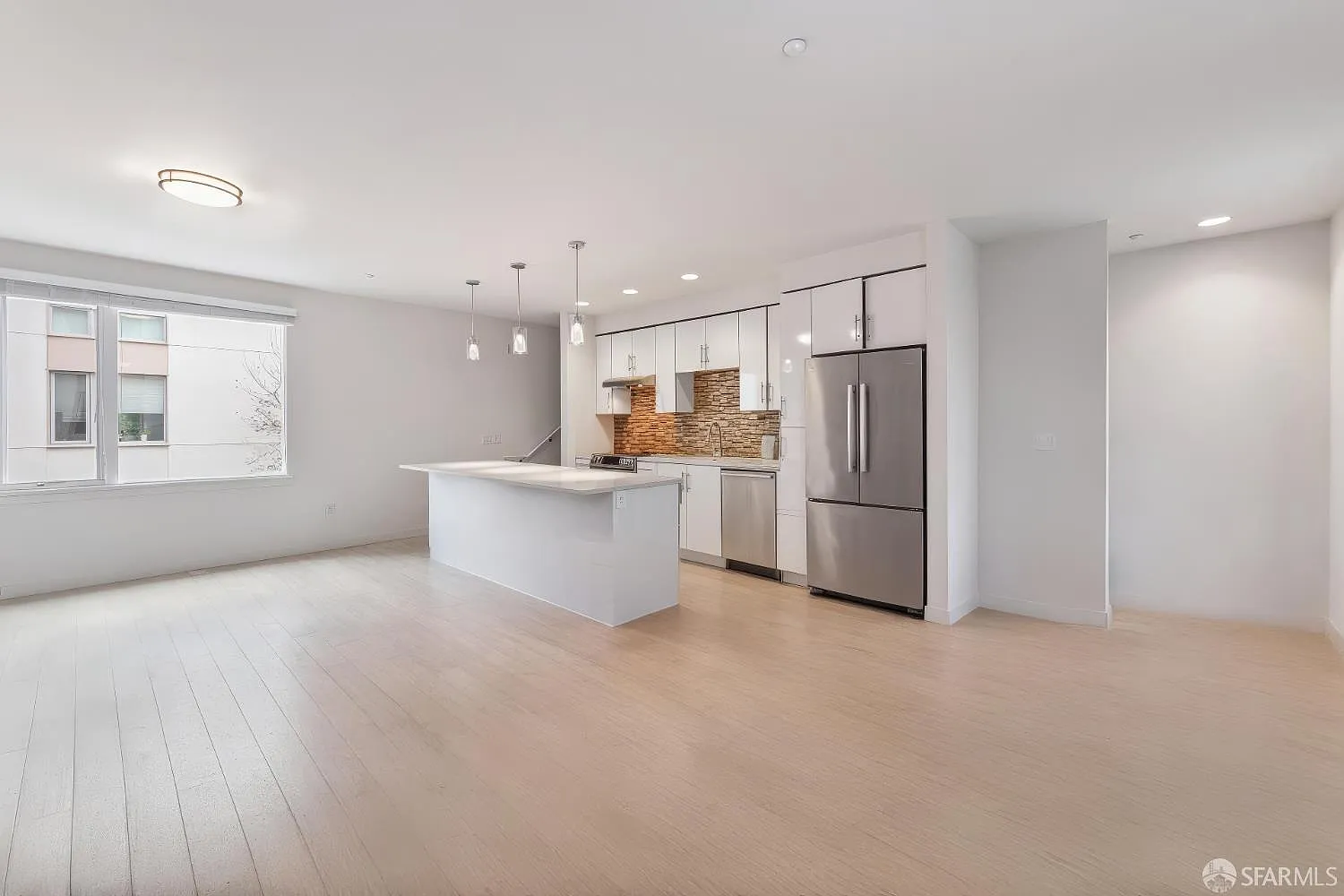 2 bed, 2.0 bath, 1177 sqft, $5,500 — Photo 2