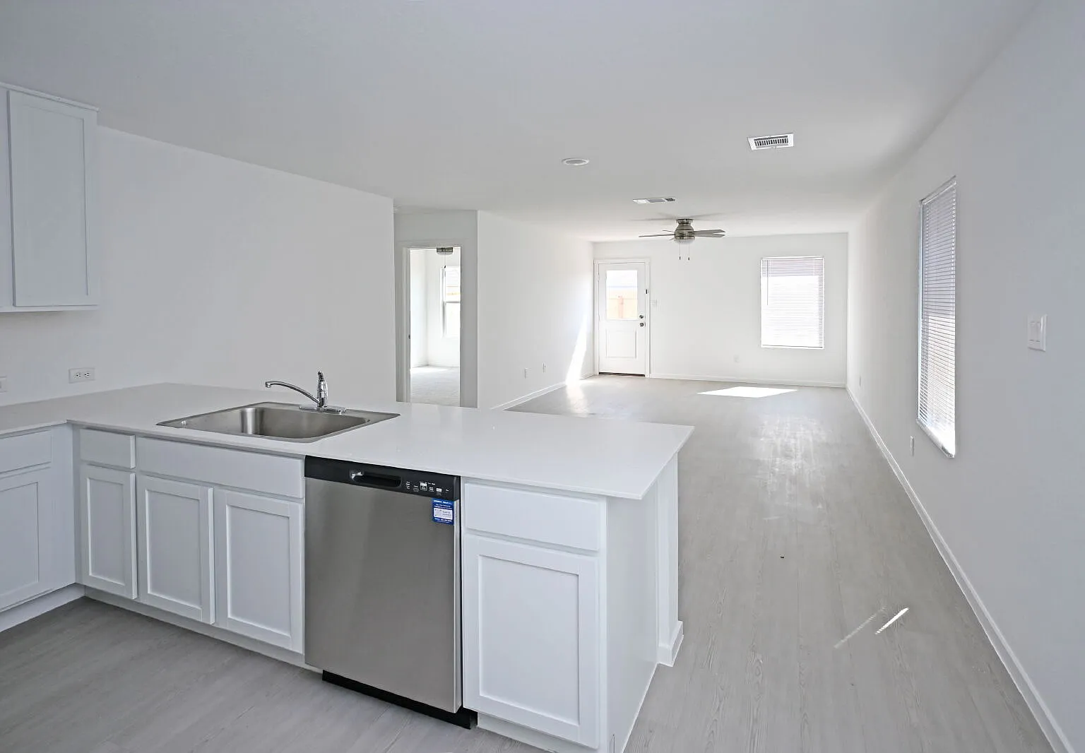 3 bed, 2.0 bath, 1354 sqft, $1,369 — Photo 3