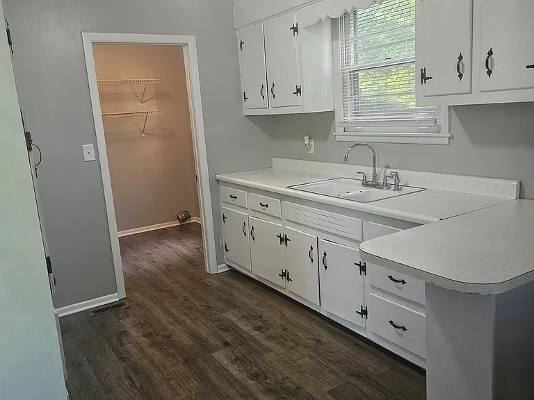 21 Charlemagne Blvd — Photo 1