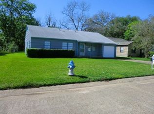 240 Laurel St, Lake Jackson, TX 77566