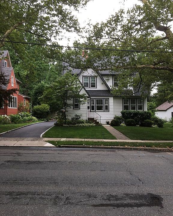 2nd image of 135 Tulip St