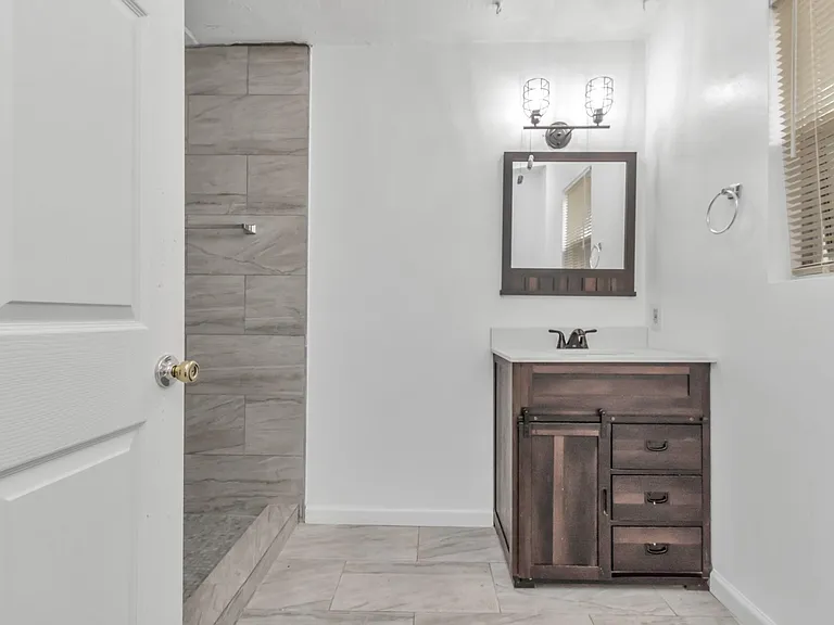 602 Everett St — Photo 26