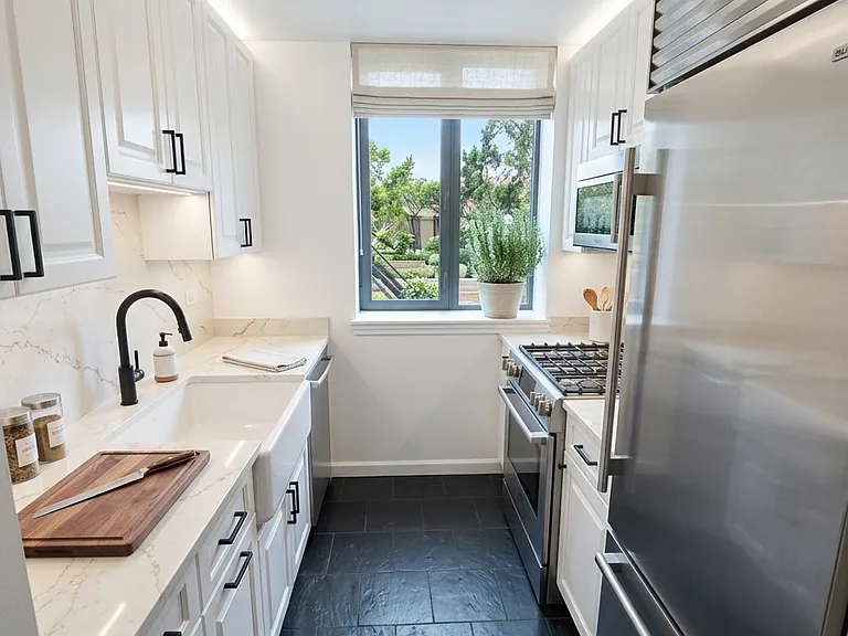 401 W 22nd St #PHC — Photo 14