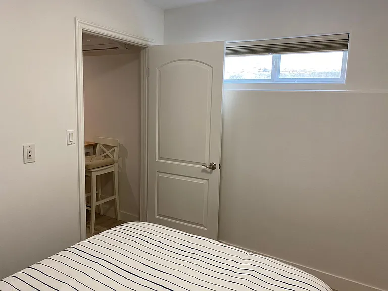 812 1/2 W Beach Ave #B — Photo 2