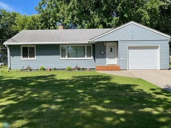 841 2nd St N, Wahpeton, ND 58075
