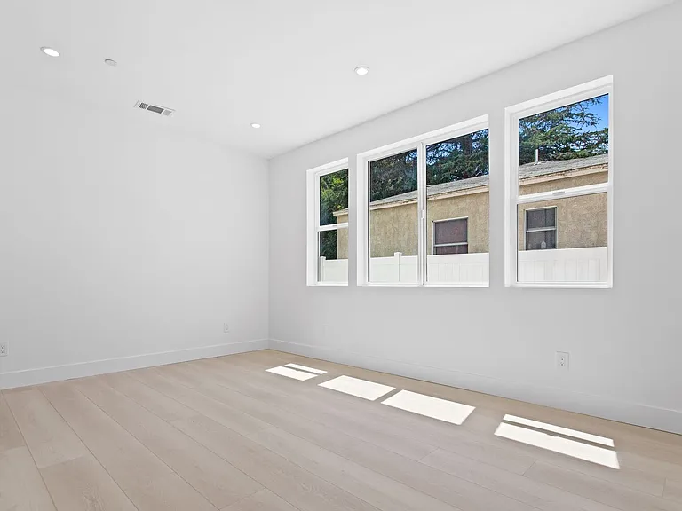 1815 Barry Ave — Photo 33