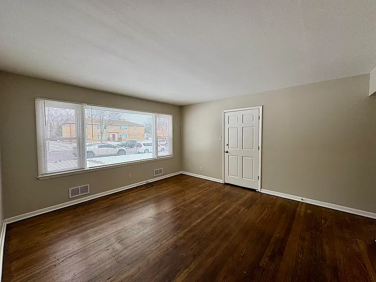 8129 W Villard Ave — Photo 4