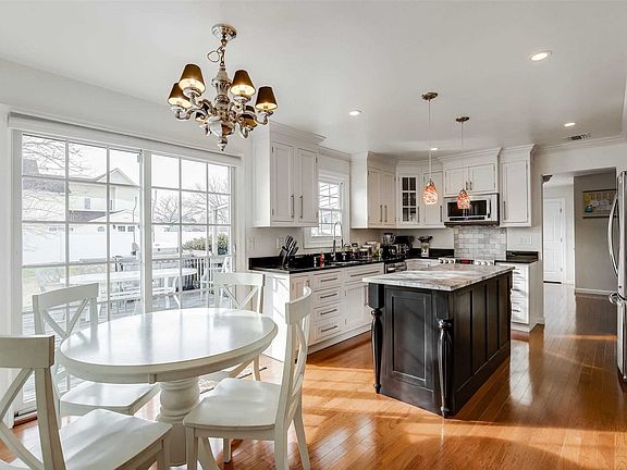 5th image of 307 Lagoon Dr W