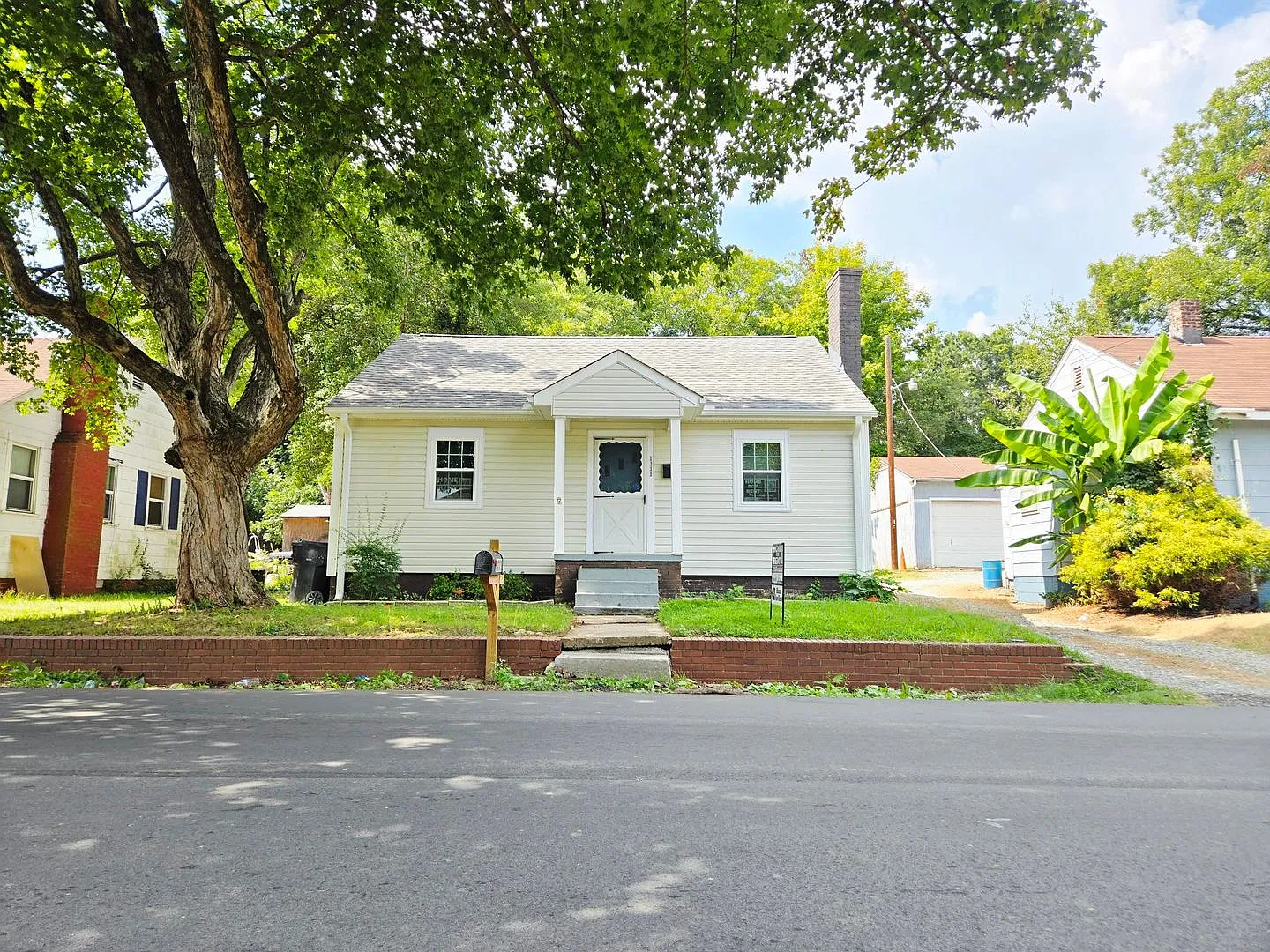 $1195 | 2 Bed | 1 Bath + Bonus Room — Photo 2