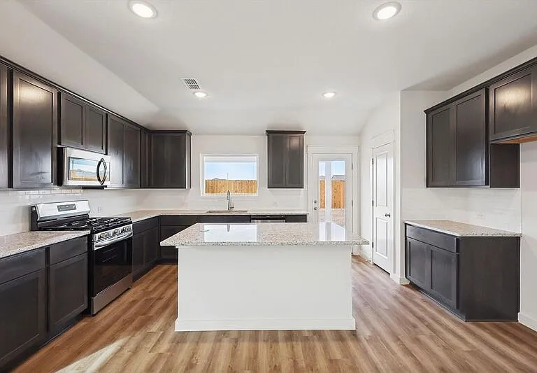 514 Weller Rd — Photo 2