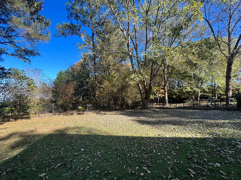 1004 Melville Ln — Photo 10