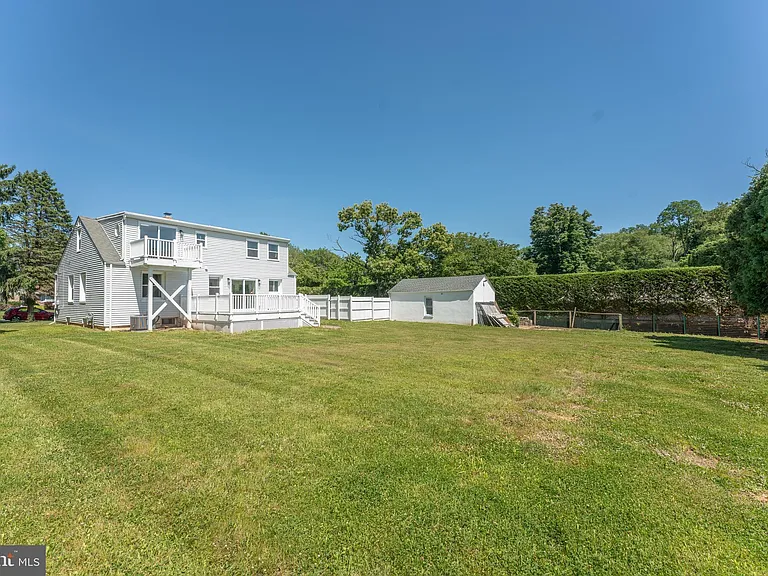 75 Reeder Ave — Photo 37