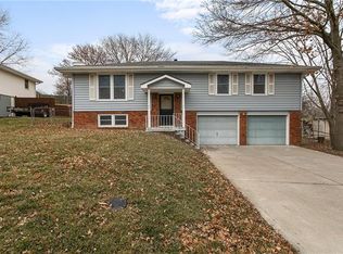9809 NW View Coves Dr, Kansas City, MO 64152