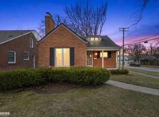 1657 Roslyn Rd, Grosse Pointe Woods, MI 48236