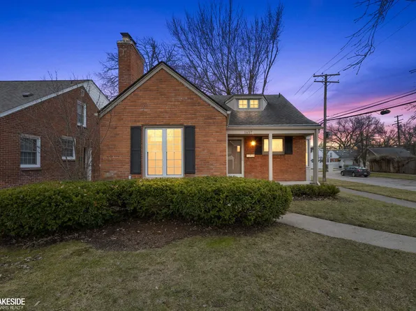 1657 Roslyn Rd, Grosse Pointe Woods, MI 48236