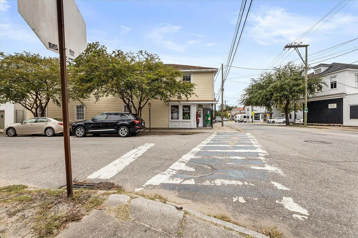 3 bed, 1.0 bath, 1000 sqft, $1,695 — Photo 1