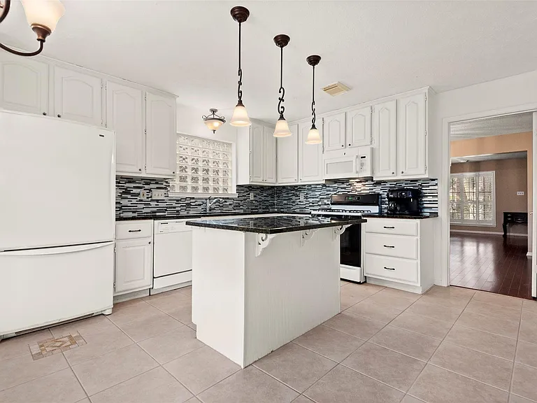 2415 Parkwood Ln — Photo 21