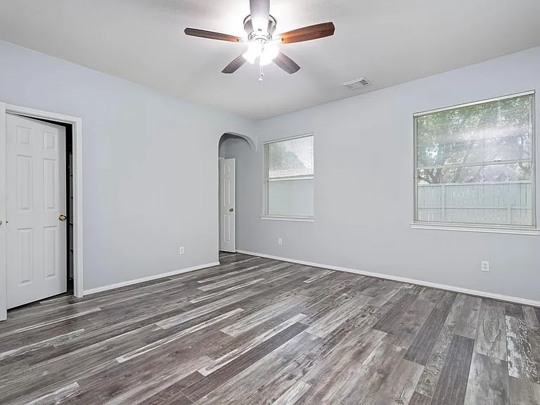 421 Livingstone Ln — Photo 17