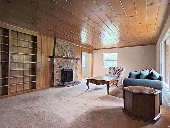 3rd image of 4743 Lake Dr