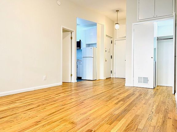 3rd image of 162 W 75th St APT 3F