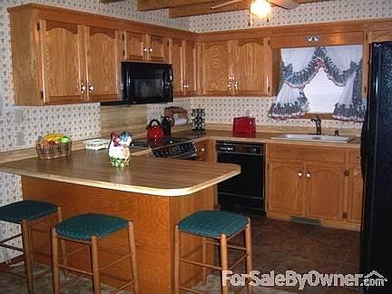 KITCHEN
						:
						OAK CABINETS. TILE FLOOR. FRIG. HAS FILTERED COLD WATER & CRUSHED ICE IN DOOR