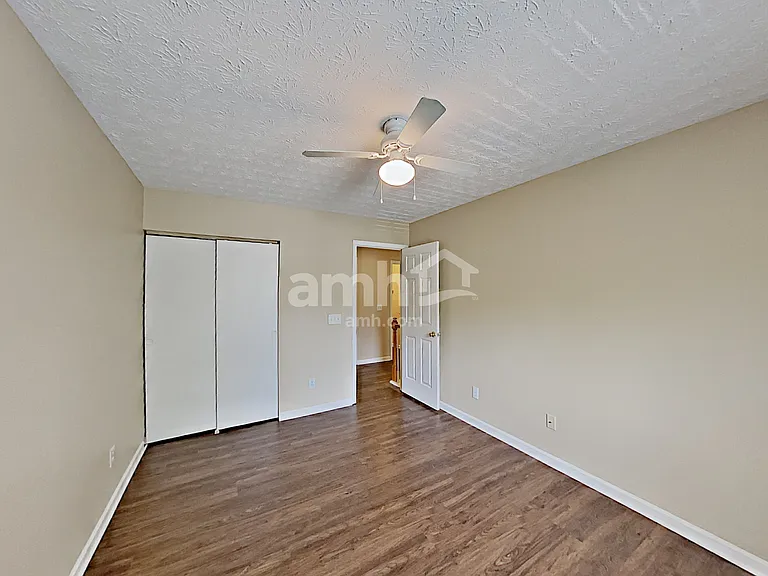 214 Oak Grove Ln — Photo 9