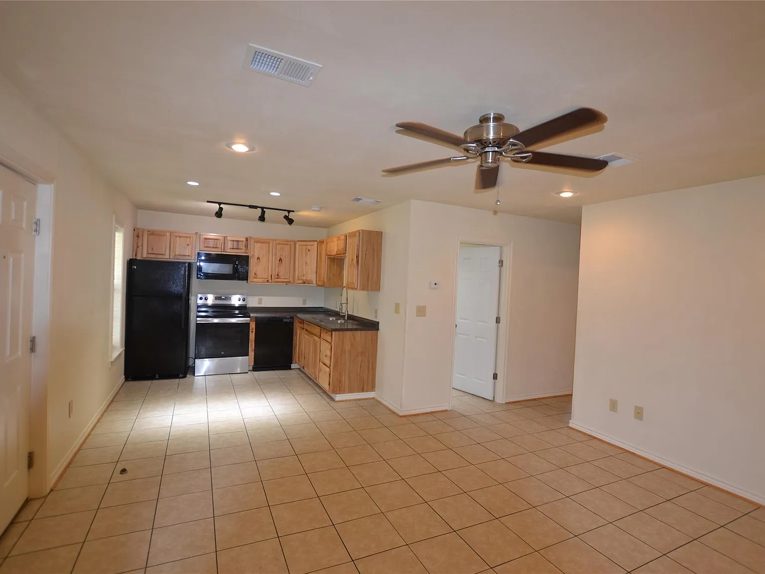 2 bed, 1.0 bath, 750 sqft, $1,200 — Photo 2