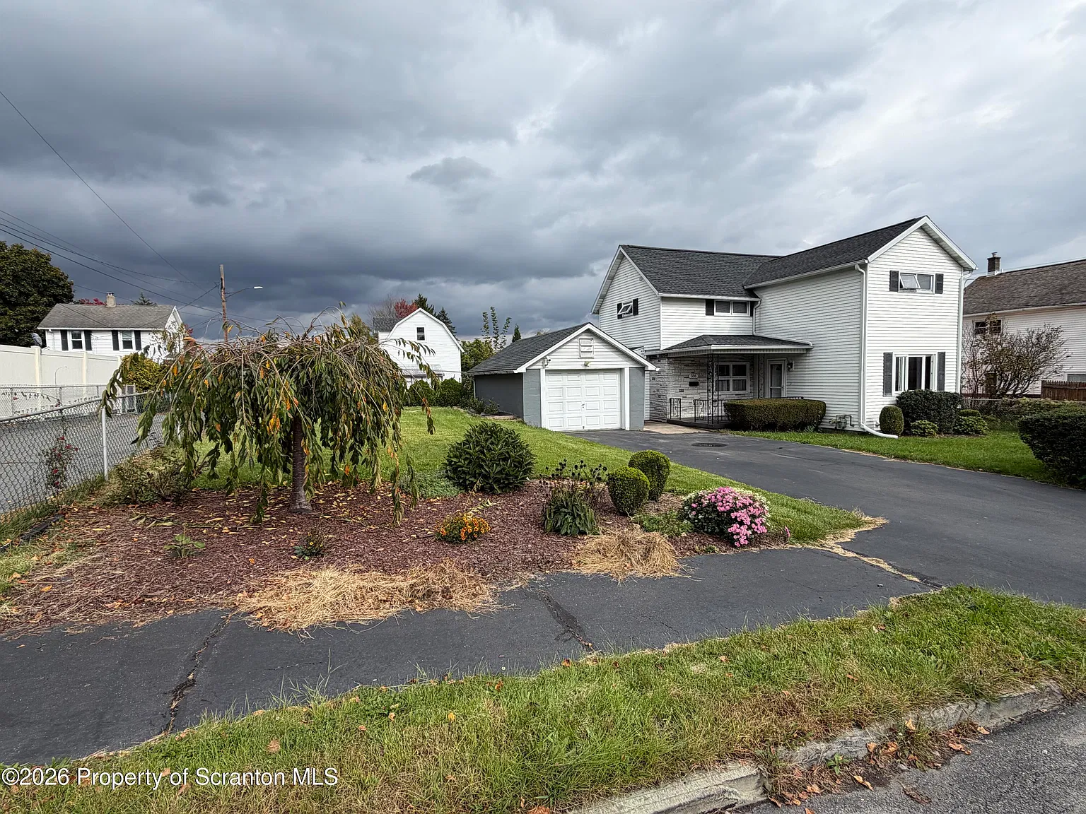 3 bed, 1.5 bath, 1300 sqft, $1,800 — Photo 2