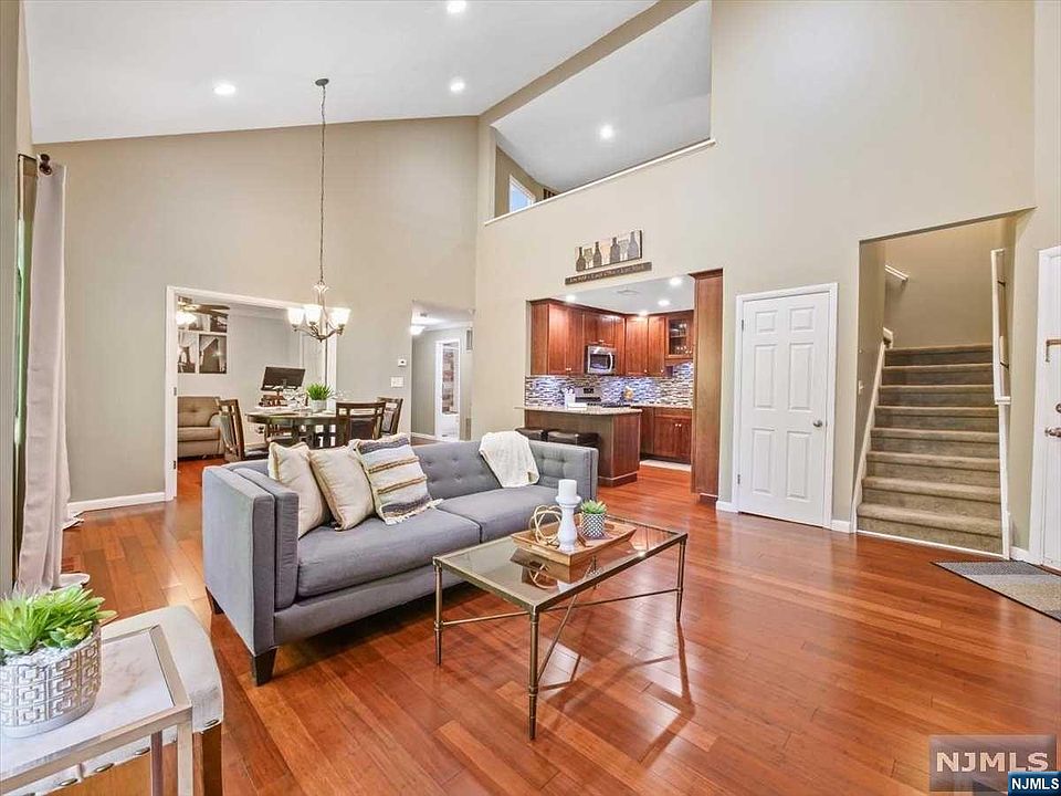 1st image of 272 Redwood Ct