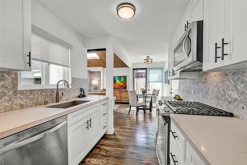 3 bed, 1059 sqft, $7,900 — Photo 3