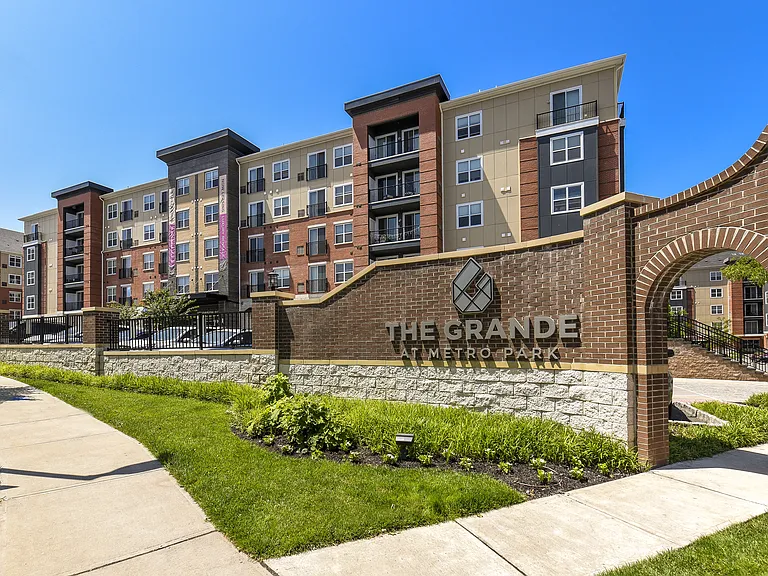 Amara at Metropark — Photo 65