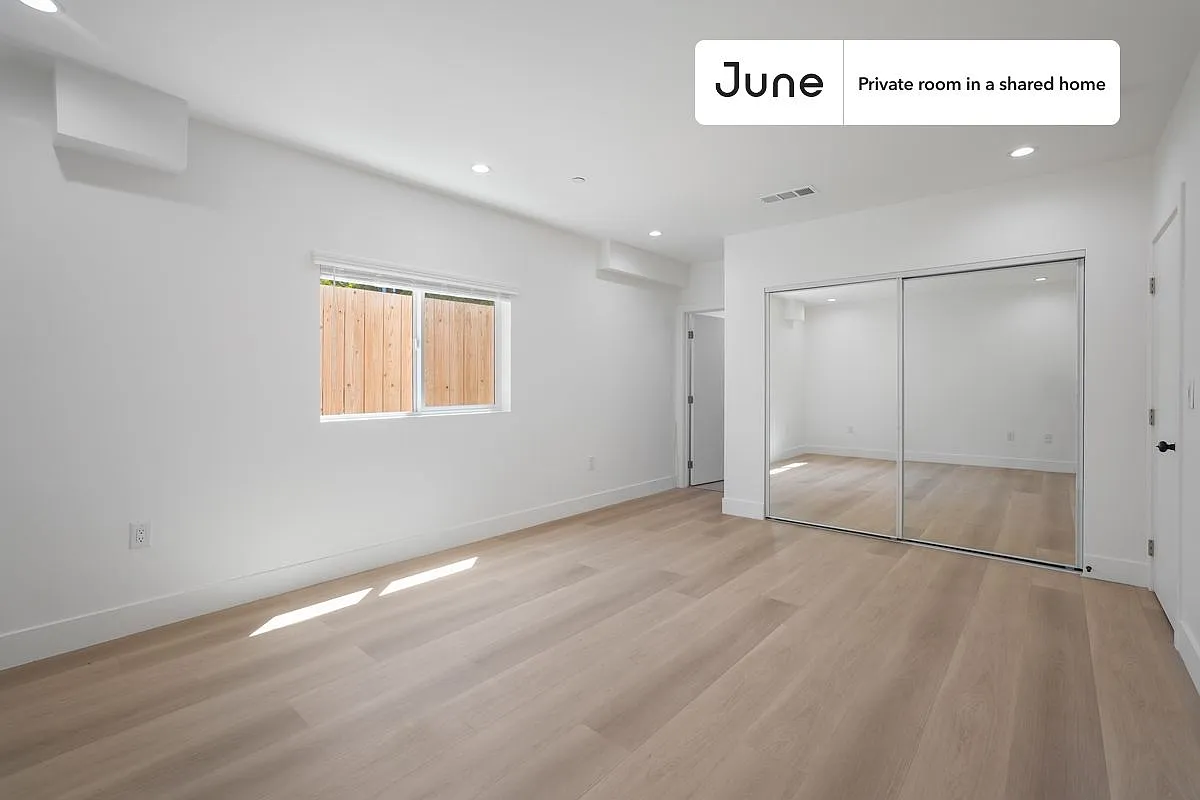 Queen bedroom in 3 bed/2 bath home in Hollywood #1858 A — Photo 2