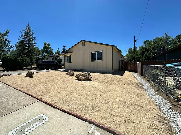 Exterior Front Yard