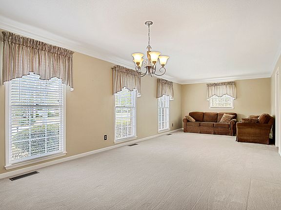 FORMAL LIVING/DINING ROOM