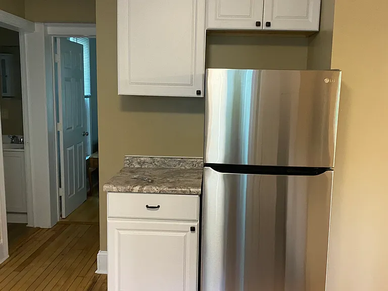 807 College St S — Photo 3