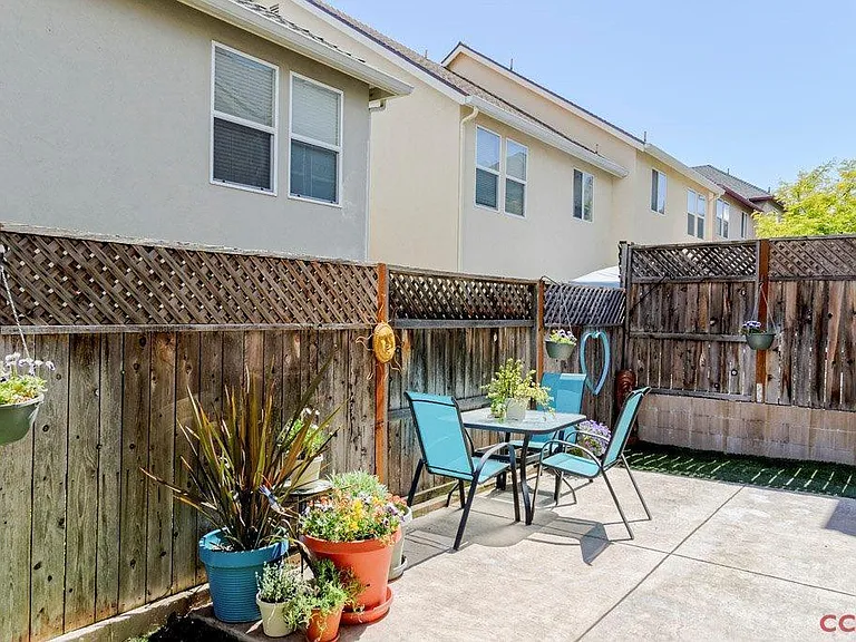 979 La Costa Ct — Photo 2